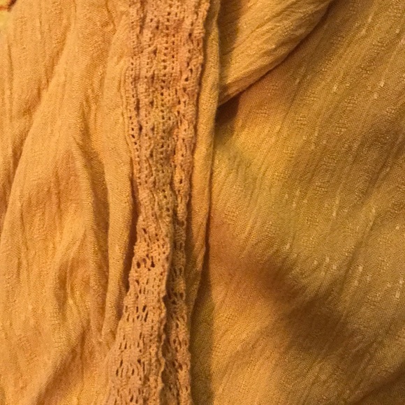 Mustard yellow American Eagle pheasant top - Picture 3 of 4